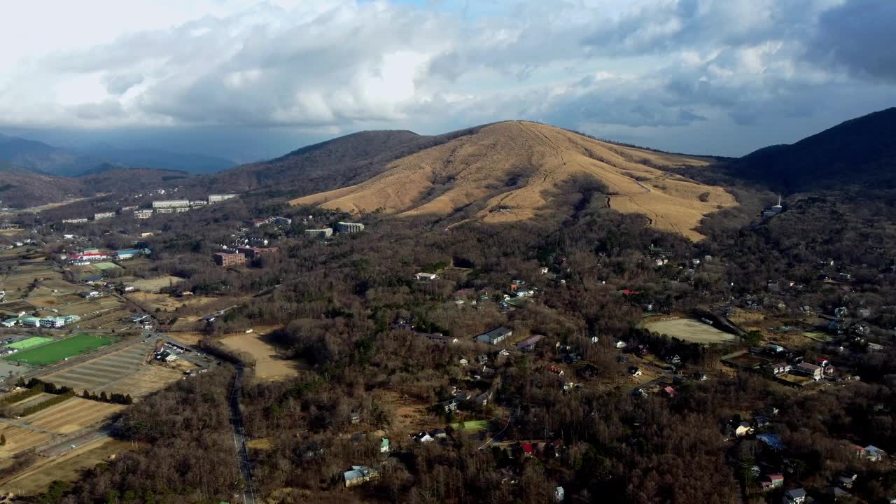 鸟瞰图，乡村风景，房屋散落在起伏的山丘和田野中视频素材