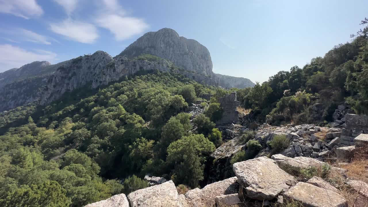 潘拍摄的古代圆形剧场Termessos，在高山上。视频下载