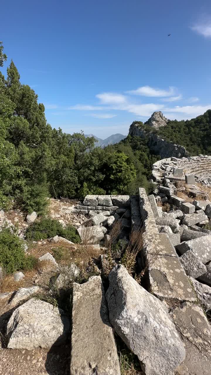 潘拍摄的古代圆形剧场Termessos，在高山上。视频素材