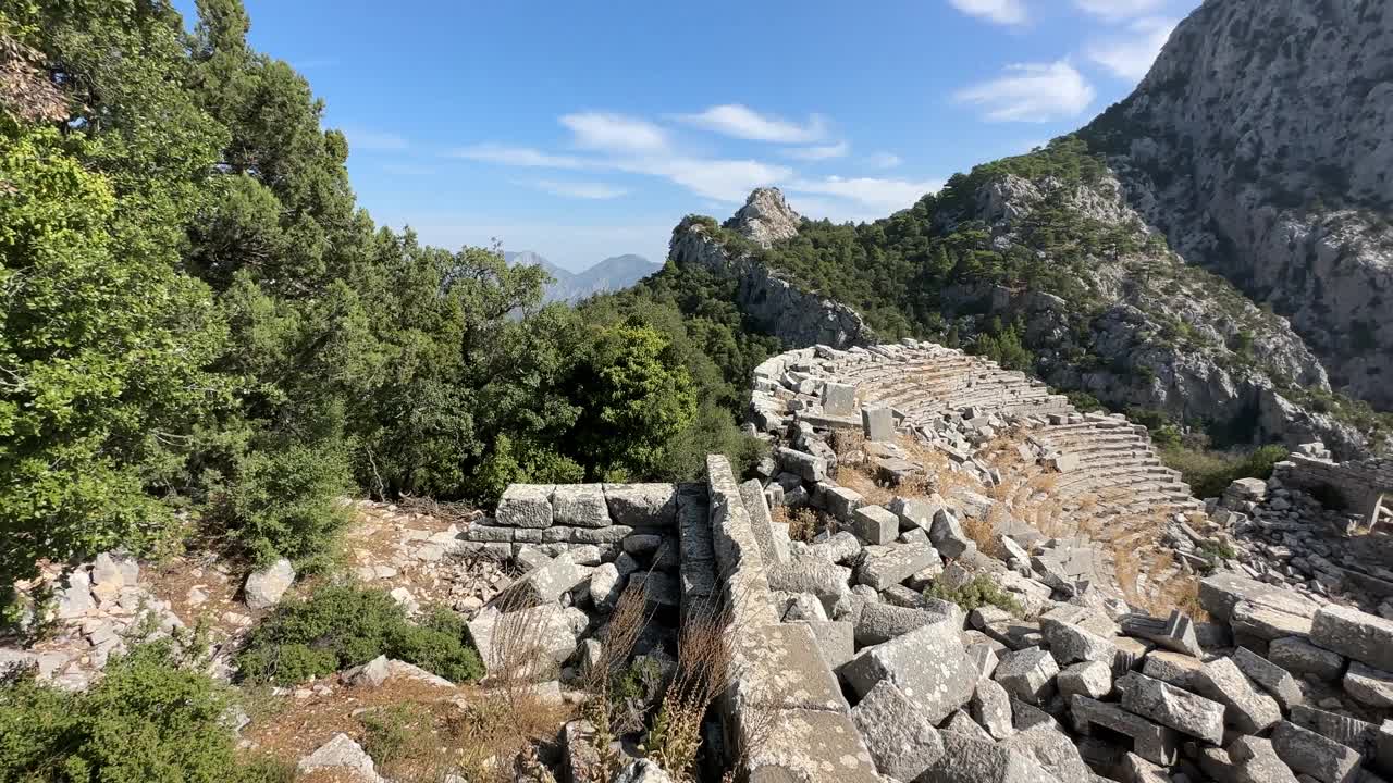 潘拍摄的古代圆形剧场Termessos，在高山上。视频下载