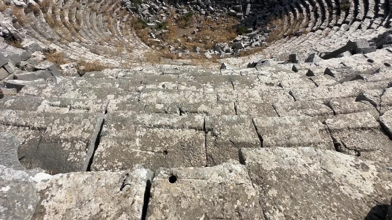 潘拍摄的古代圆形剧场Termessos，在高山上。视频下载