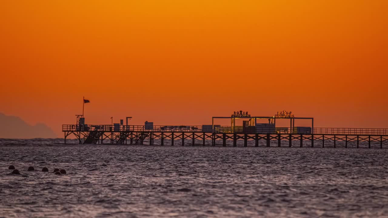 时间流逝大海和码头码头日落后，黄金时间沙姆沙伊赫视频素材