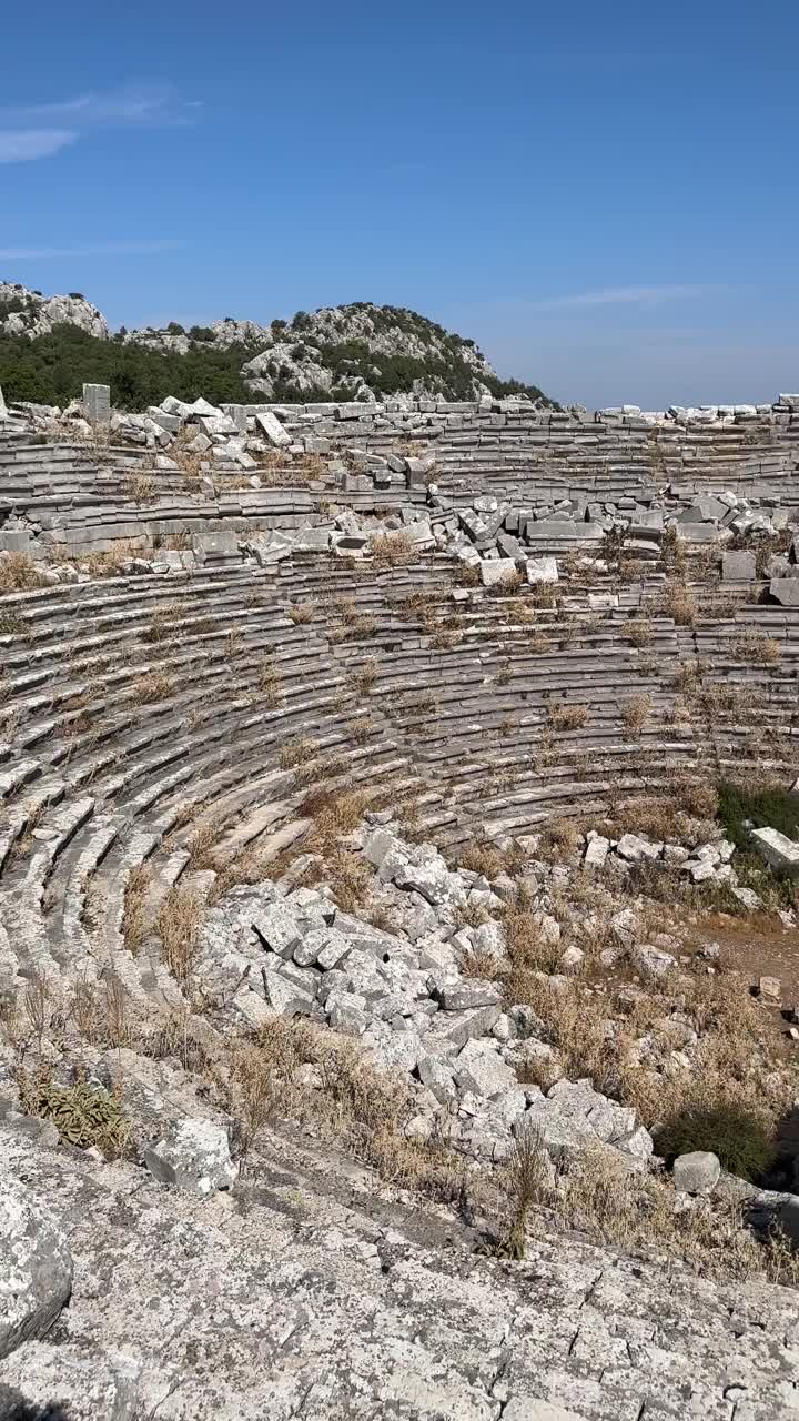 潘拍摄的古代圆形剧场Termessos，在高山上。视频下载