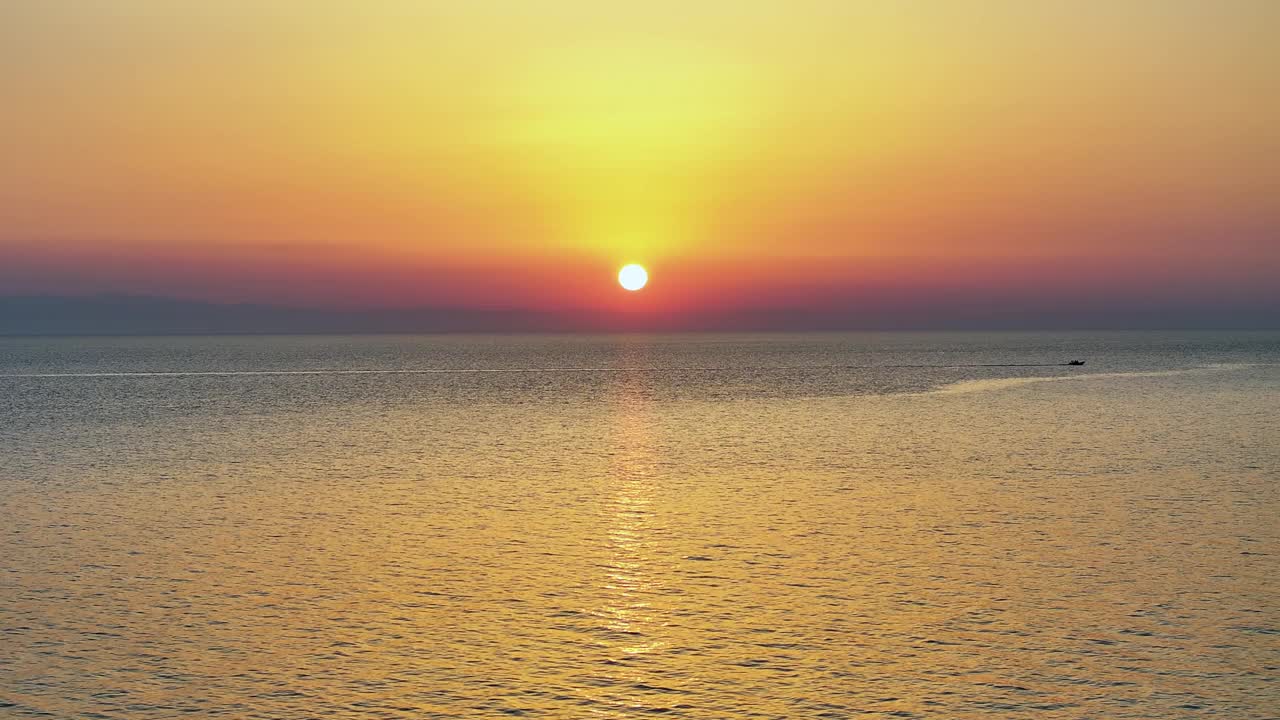 在平静的海面上鸟瞰日落视频素材