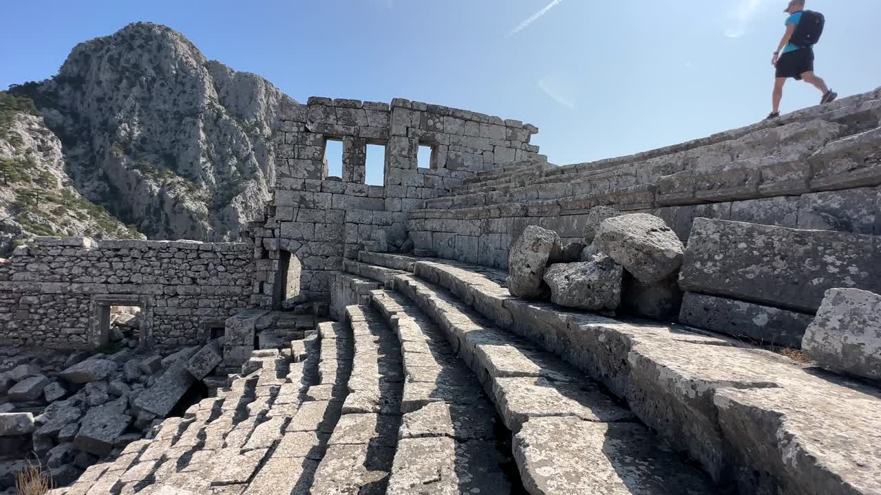 潘拍摄的古代圆形剧场Termessos，在高山上。视频素材