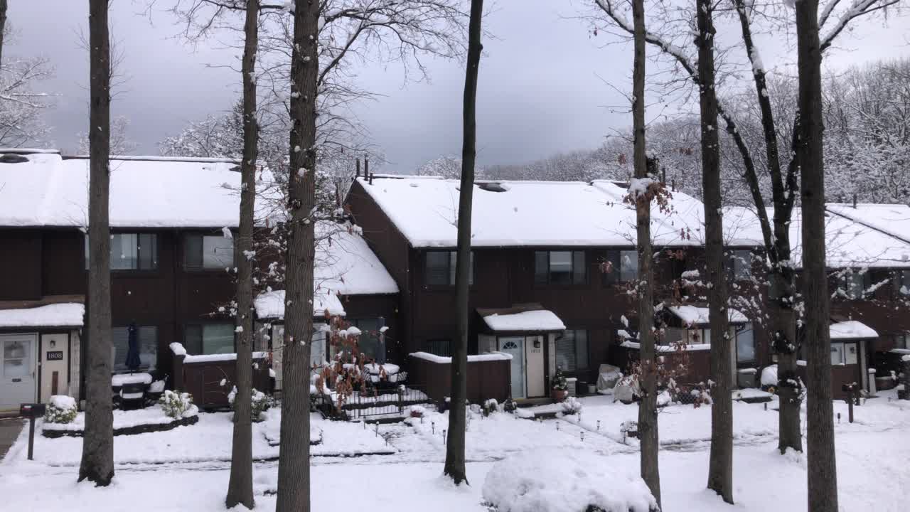 山村里的冬雪。视频下载