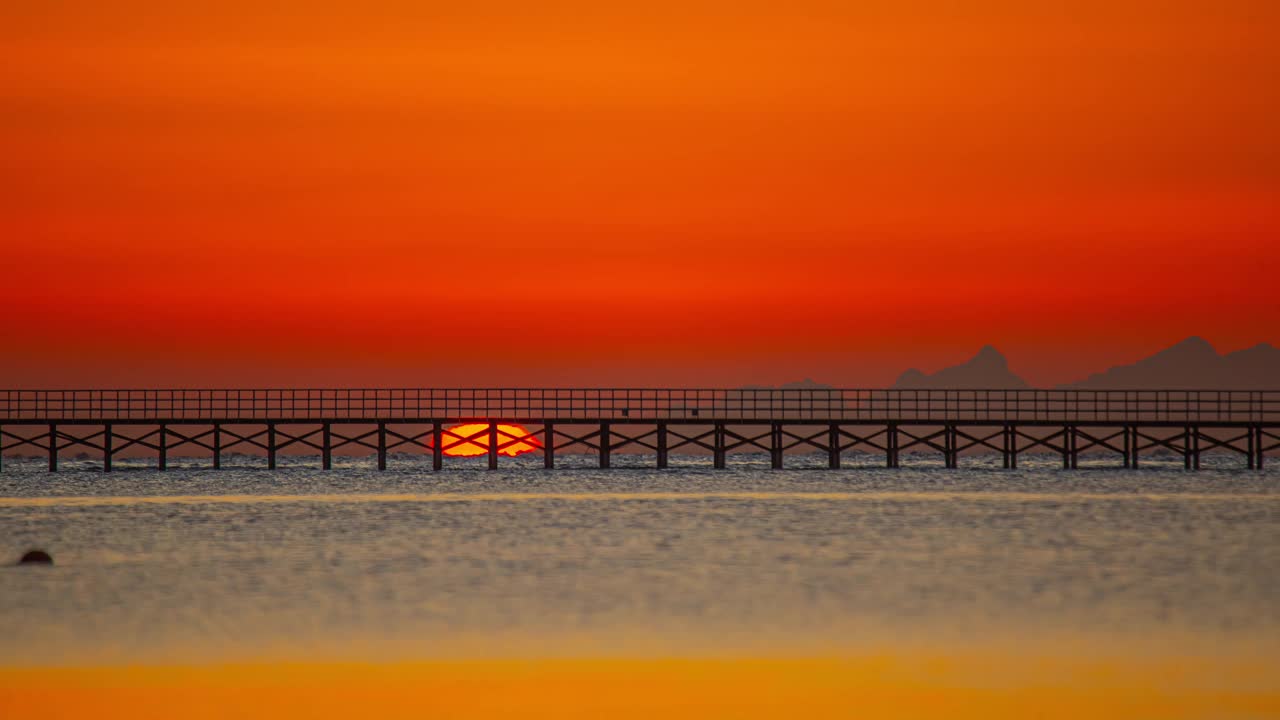 近距离的日出时移在海滩，大海太阳反射橙色的天空视频素材