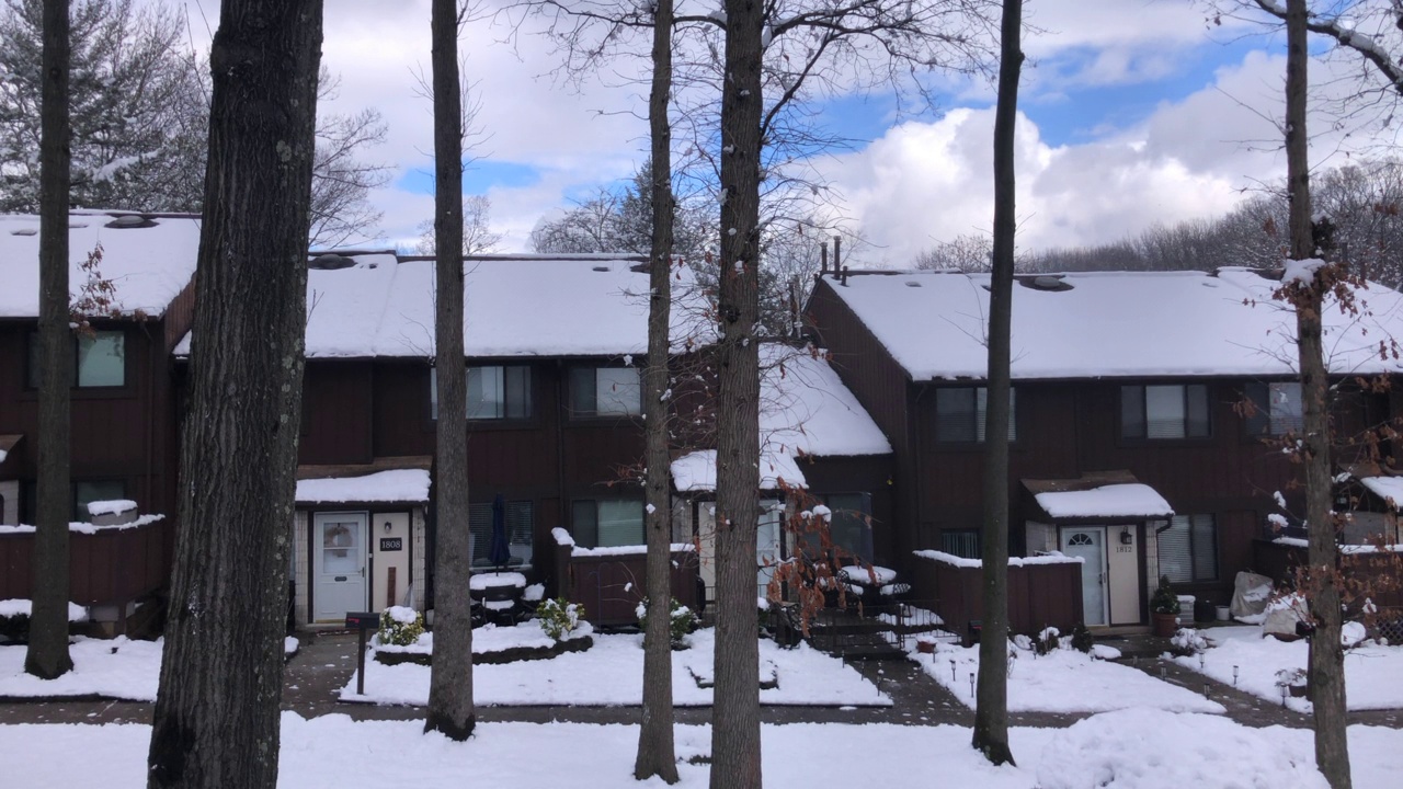 山村里的冬雪。视频素材