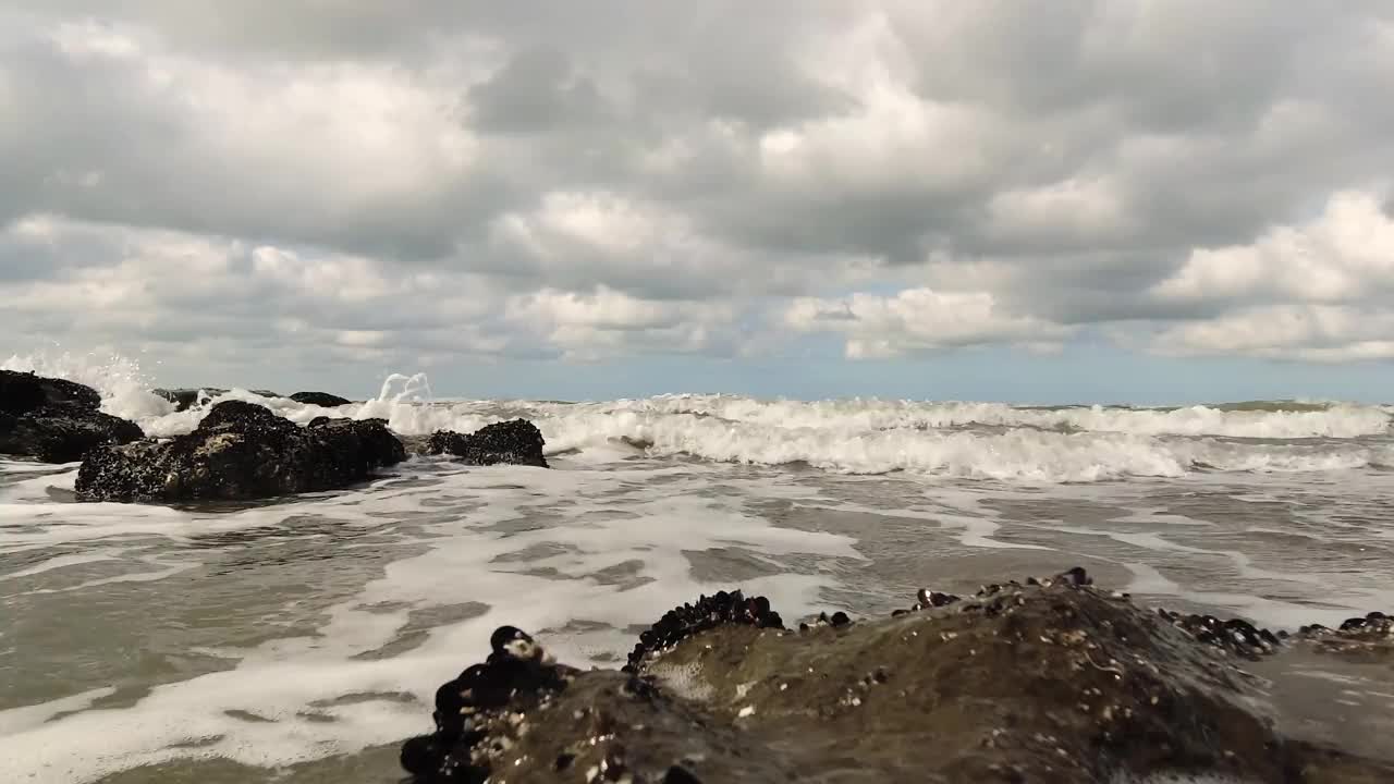 海浪冲击着岩石海岸视频下载