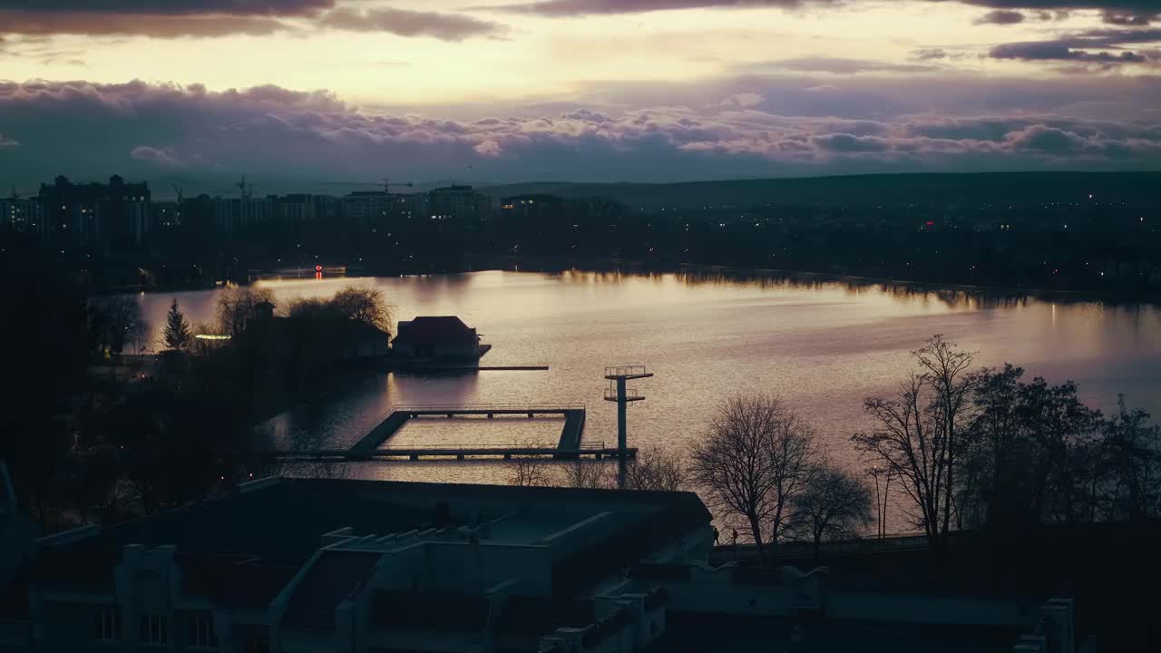 夕阳下的城市湖。城市景观鸟瞰图。城市公园和池塘的落日视频下载