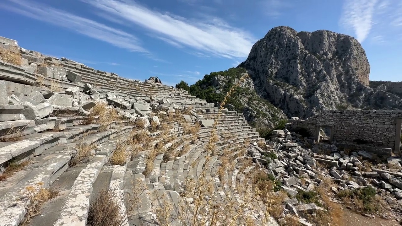 潘拍摄的古代圆形剧场Termessos，在高山上。视频下载