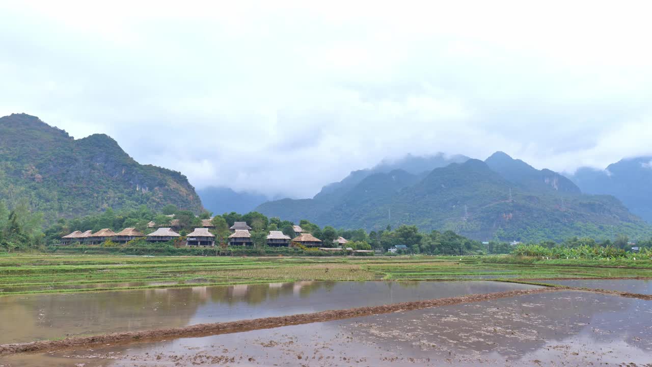 越南乡村景观中，麦洲乡村景观中有稻田视频素材