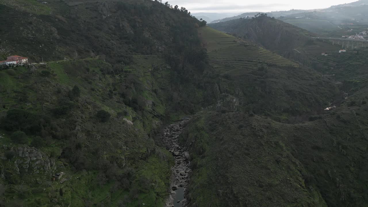 拉梅哥河的支流在山上，葡萄牙-空中视频素材