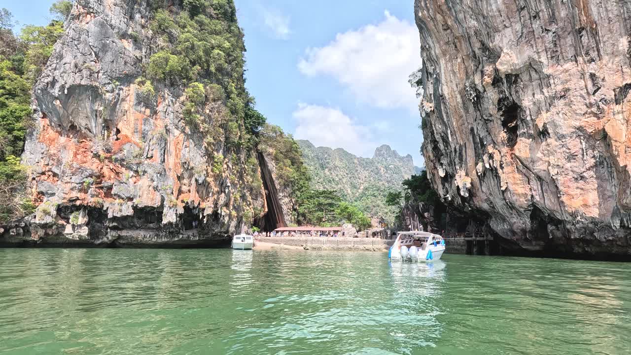 风景秀丽的石灰岩悬崖和划船探险视频素材