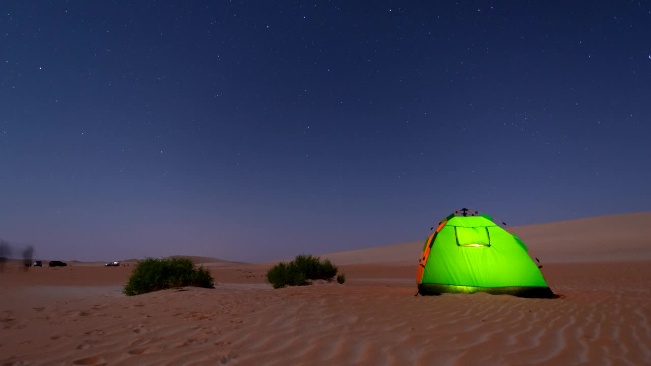 沙漠越野路上的露营帐篷上，星星在夜空中移动。视频素材