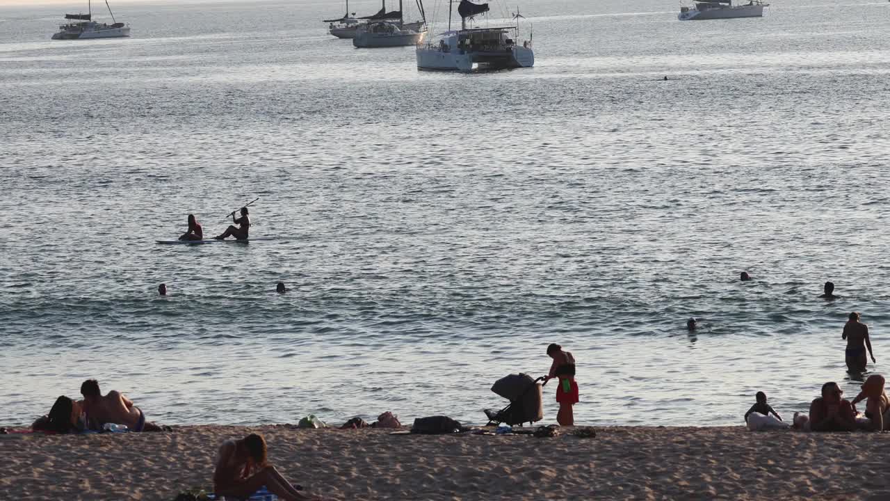 有船和游泳的海滩日视频素材