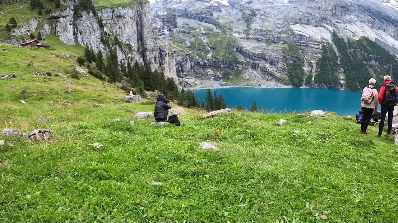 游客在瑞士布里恩茨湖的草原、山脉、山谷和草地上徒步旅行视频素材