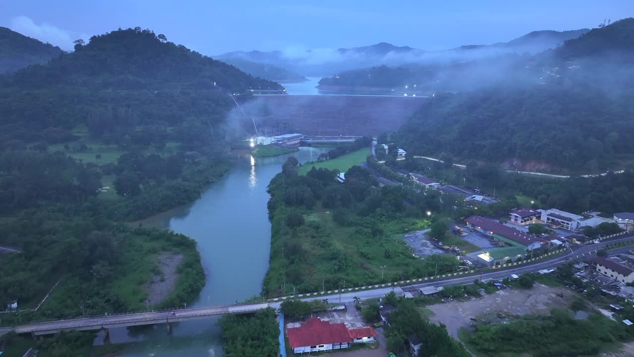 ▽被雾封住的邦朗水坝的空中无人机日出场景=距离曼昂区58公里的雅拉省班南萨塔区宽安邦朗街道的部分地区是用粘土填满岩石的水坝视频素材