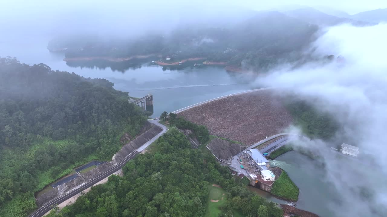 ▽被雾封住的邦朗水坝的空中无人机日出场景=距离曼昂区58公里的雅拉省班南萨塔区宽安邦朗街道的部分地区是用粘土填满岩石的水坝视频素材