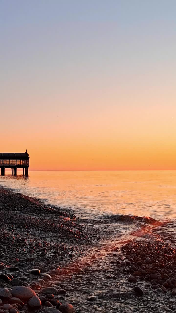 beautiful golden seascape on the sunset视频素材