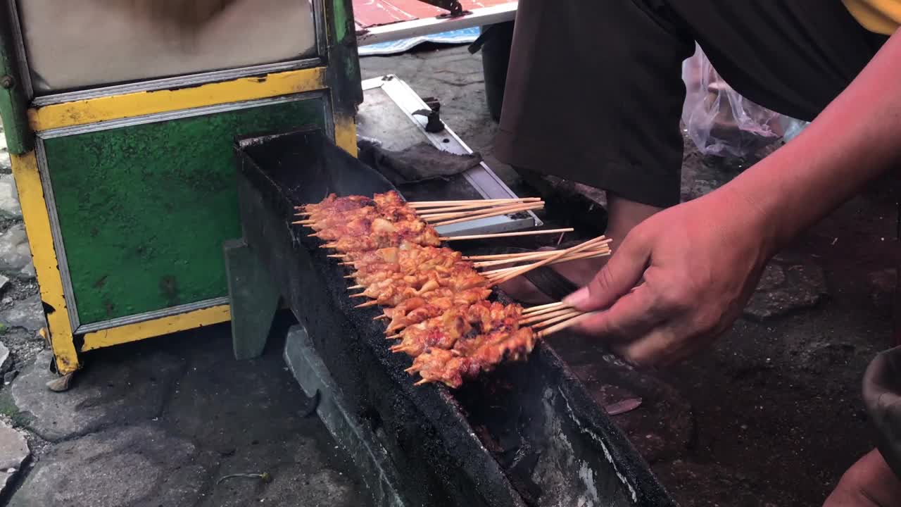 街边小吃沙茶、兔肉和鸡肉视频下载