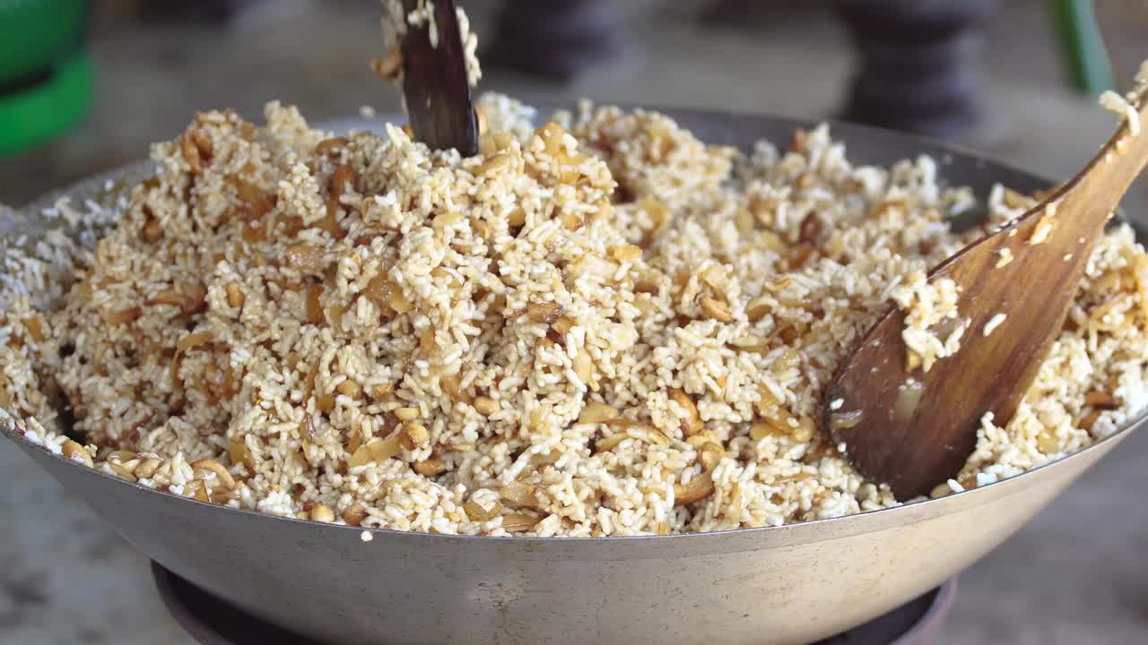 Thai sweet made of rice, nut, sesame-seeds and sugar, Thai sweet cereal bar (Krayasart, snack)视频素材