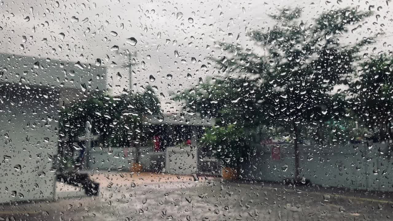 雨滴落在车窗上视频素材