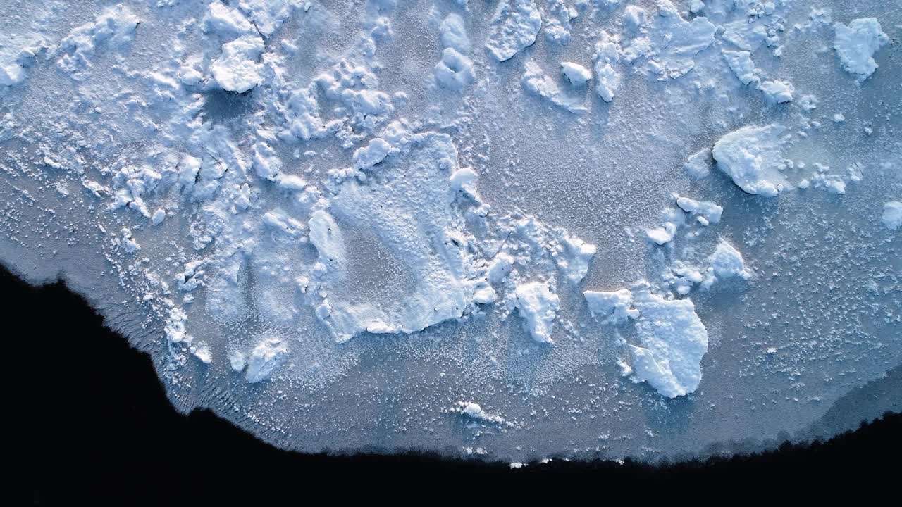 在爱沙尼亚乡村，在覆盖着一些雪和纹理的河流冰面上升起视频素材