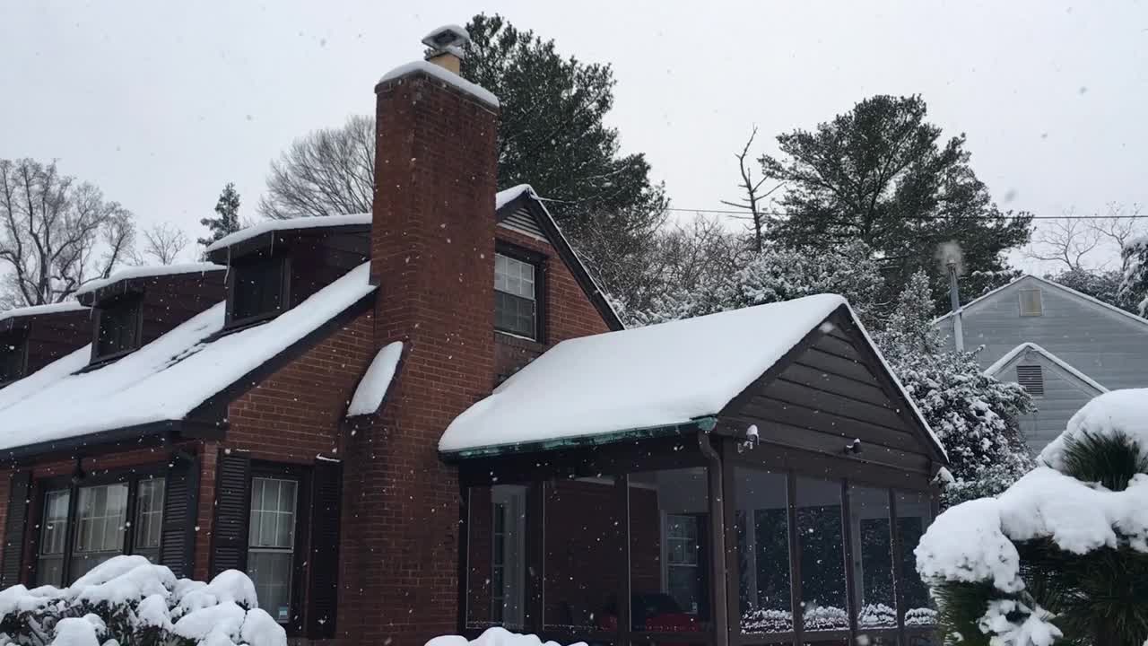 冬季暴风雪期间，雪落在科德角的房子上。视频下载