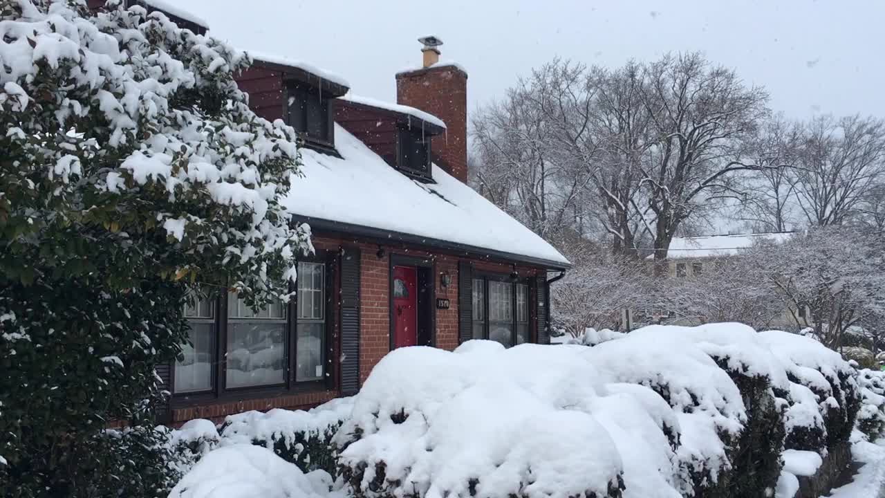 冬季暴风雪期间，雪落在科德角的房子上。视频素材