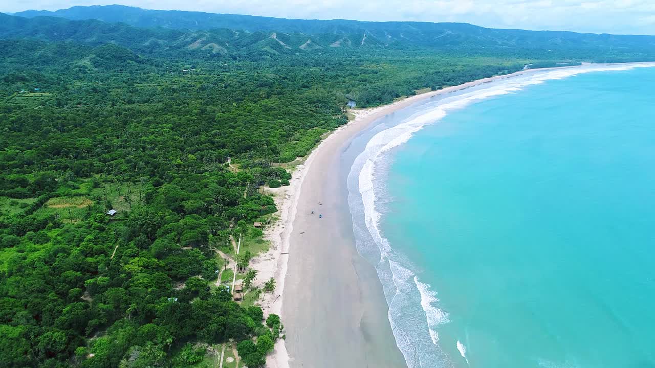 美丽的岛屿，海滩上有海浪，绿松石般的海水视频素材