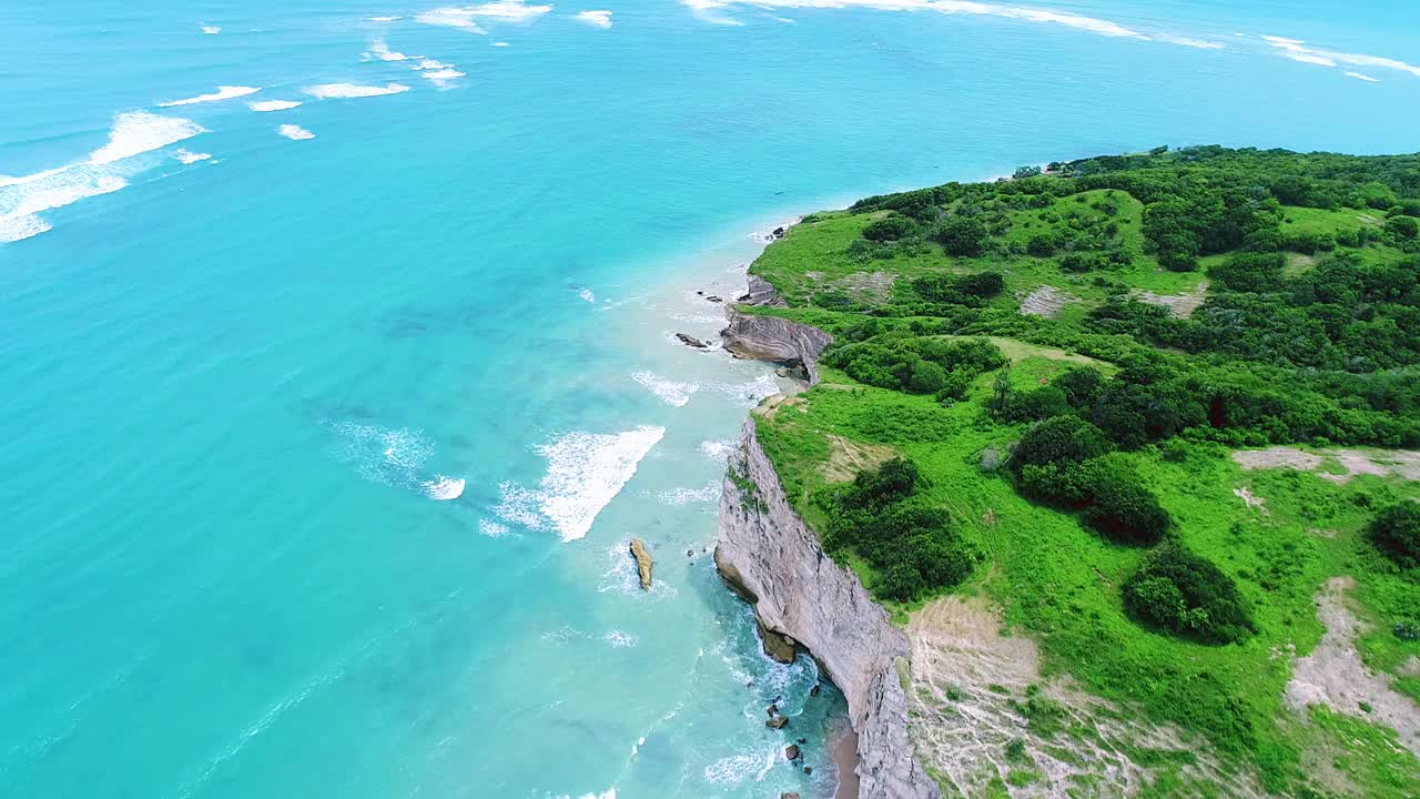 鸟瞰绿松石海中的热带岛屿和美丽的岛屿视频素材