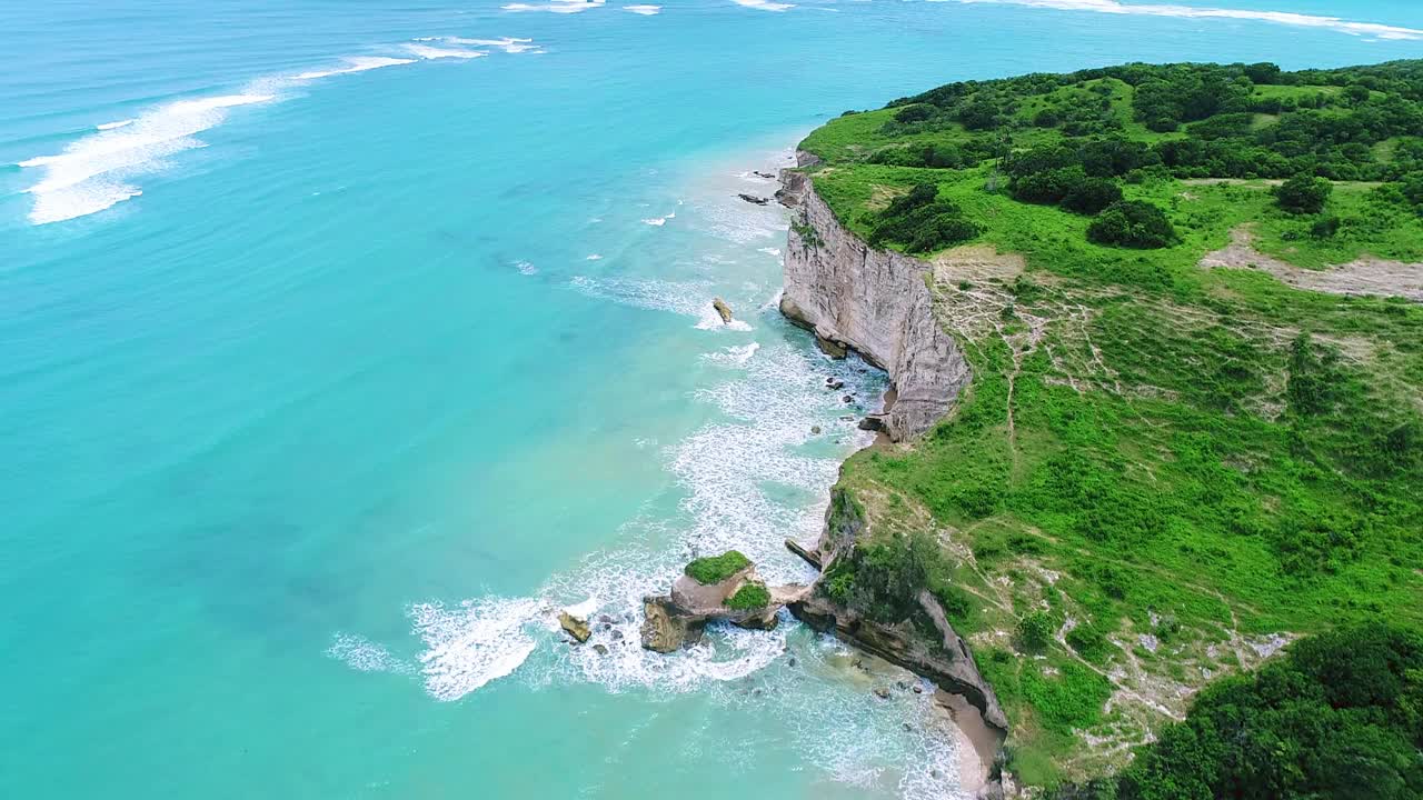 美丽的鸟瞰图与绿松石水的岛屿。视频素材