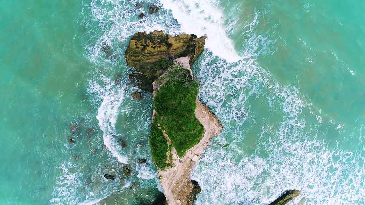 鸟瞰图美丽的天堂热带岛屿在绿松石海视频素材