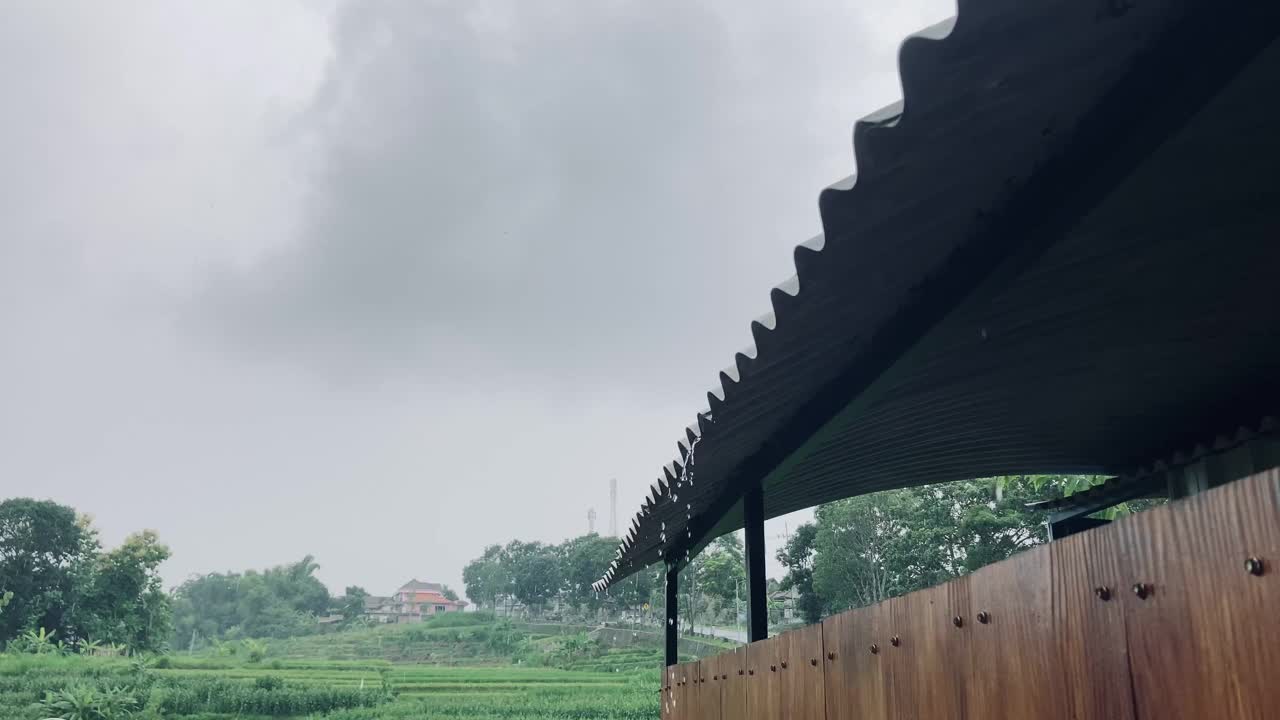 雨滴落在多云背景的屋顶上视频下载