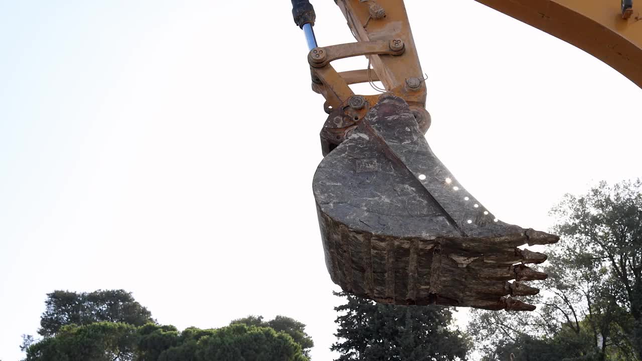 采矿挖掘机铲斗从矿床中挖煤，近距离观察。大型卡车装载，燃料工业。视频下载