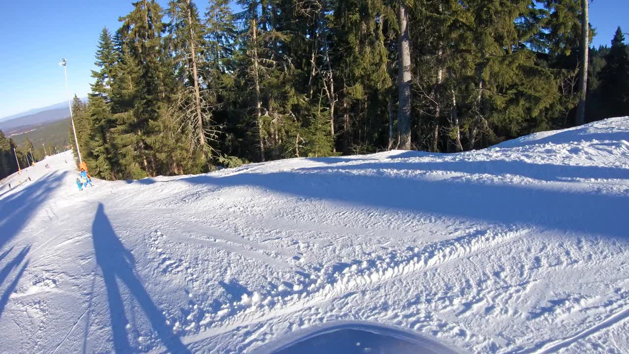 年轻女子第一次滑雪，后视图视频下载