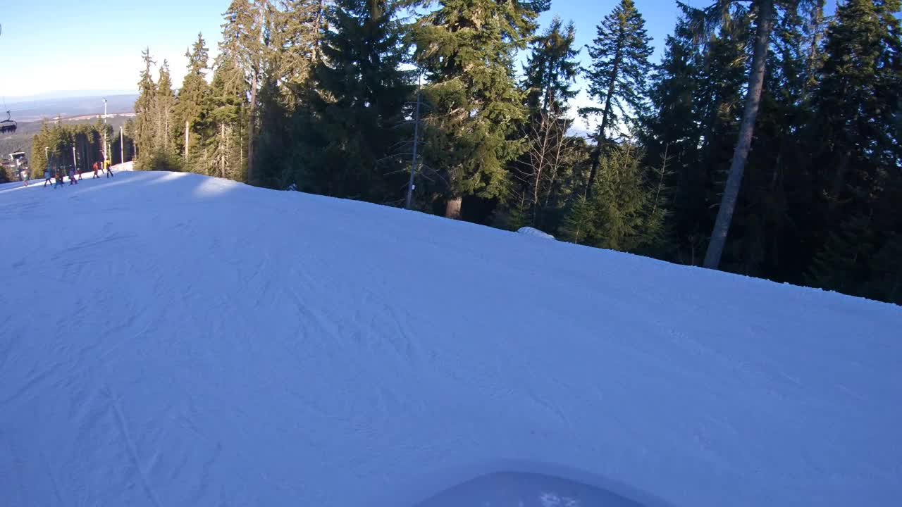 年轻女子第一次滑雪，后视图视频下载