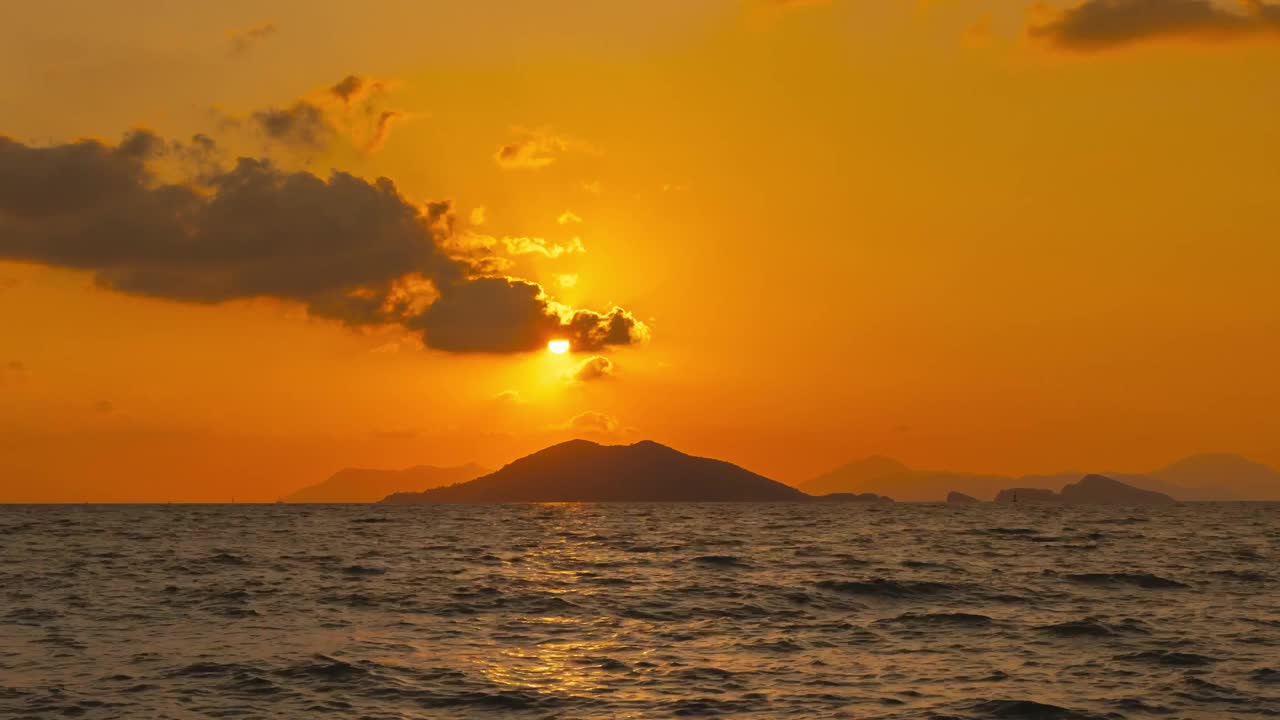 太阳正落在海面上，远处有一个小岛视频素材