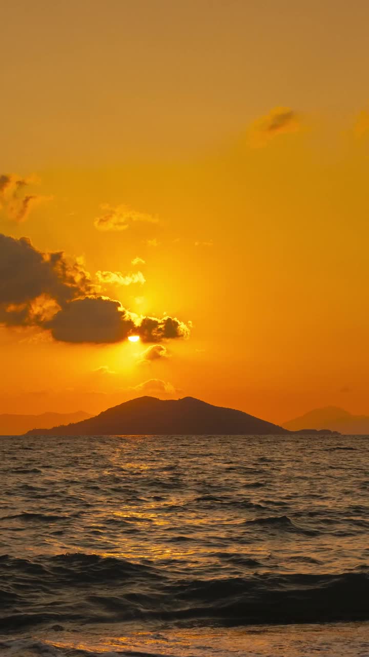 太阳正落在海面上，远处有一个小岛视频素材