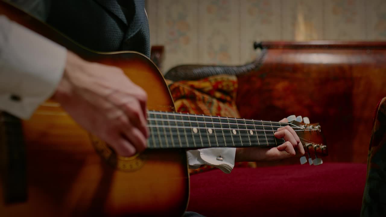 一个人在19世纪复古风格的室内弹吉他，手的特写，4K, Prores视频下载