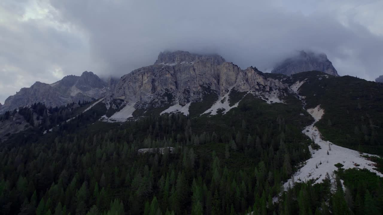 层云在岩石山峰空中上升，意大利白云石视频素材