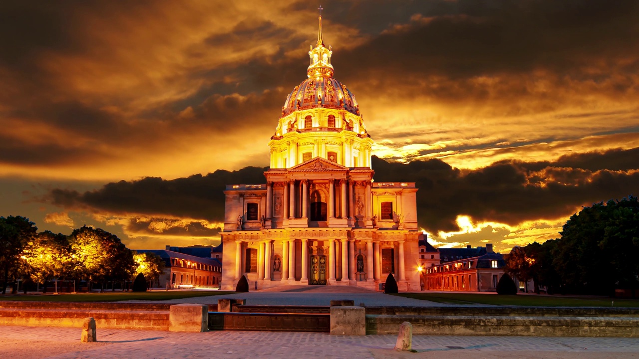 以日落为背景的荣军院(Les Invalides) (4K，延时拍摄)。法国巴黎视频下载