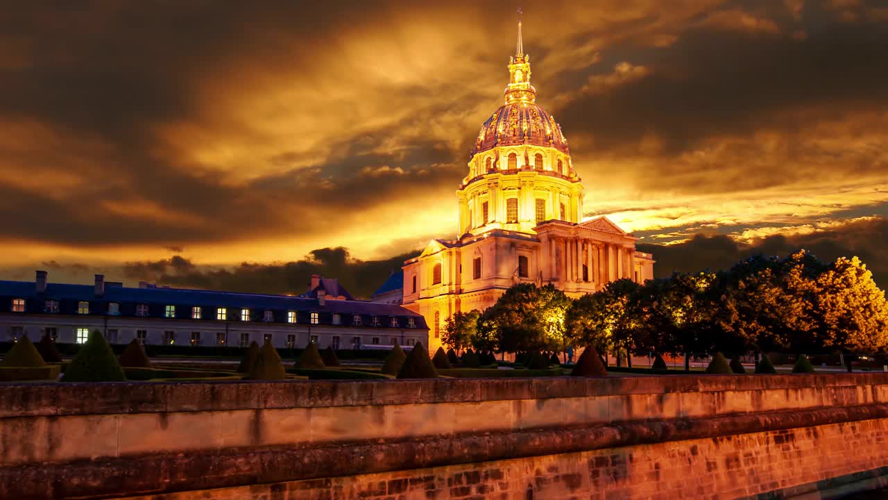 以日落为背景的荣军院(Les Invalides) (4K，延时拍摄)。法国巴黎视频下载