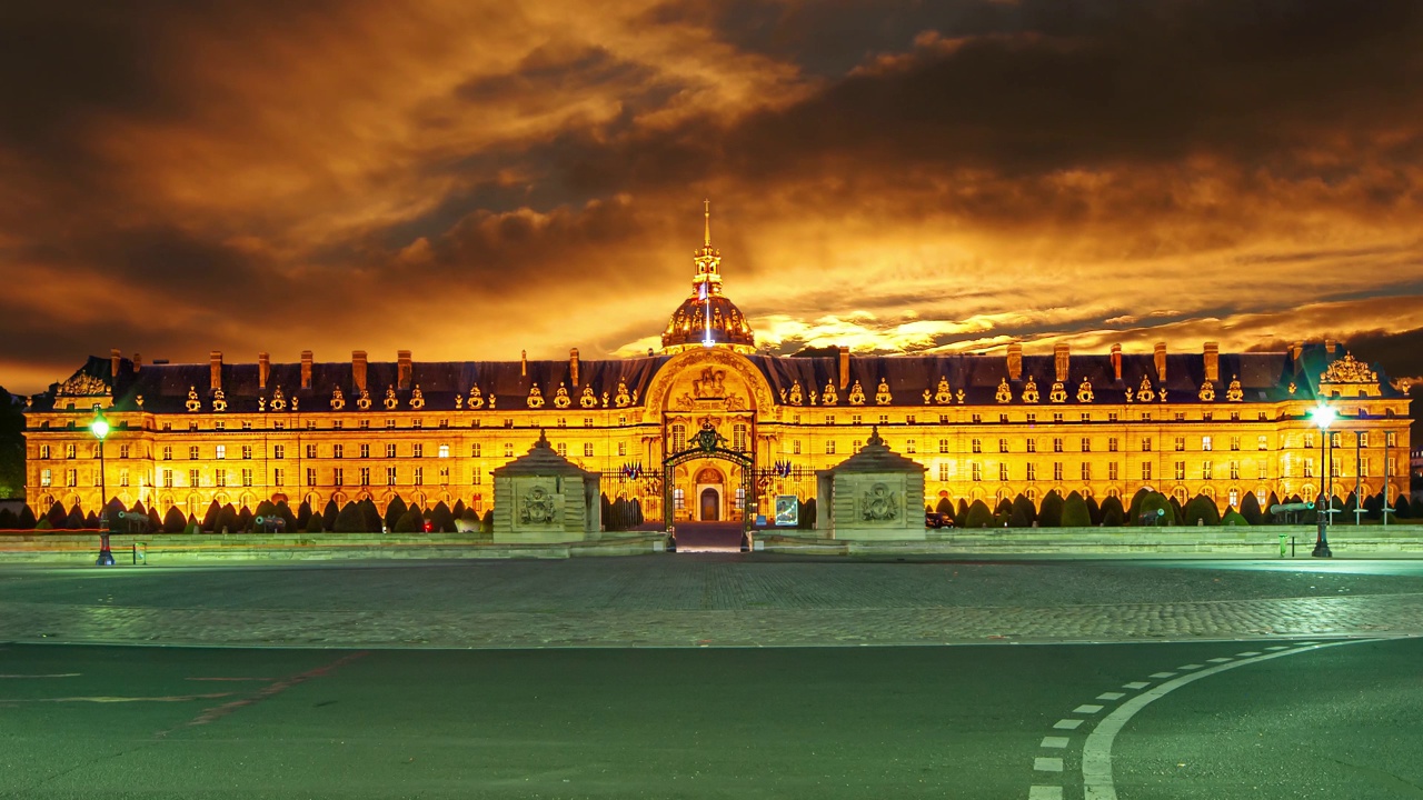 以日落为背景的荣军院(Les Invalides) (4K，延时拍摄)。法国巴黎视频下载