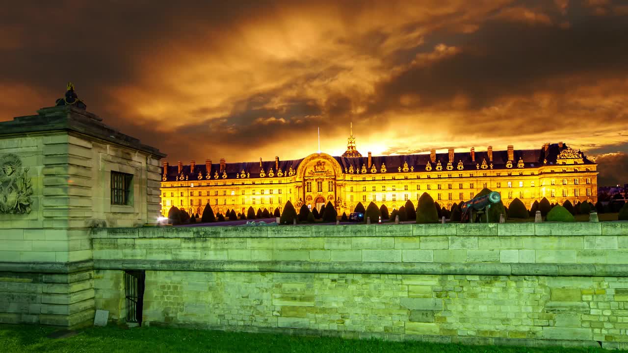 以日落为背景的荣军院(Les Invalides) (4K，延时拍摄)。法国巴黎视频下载