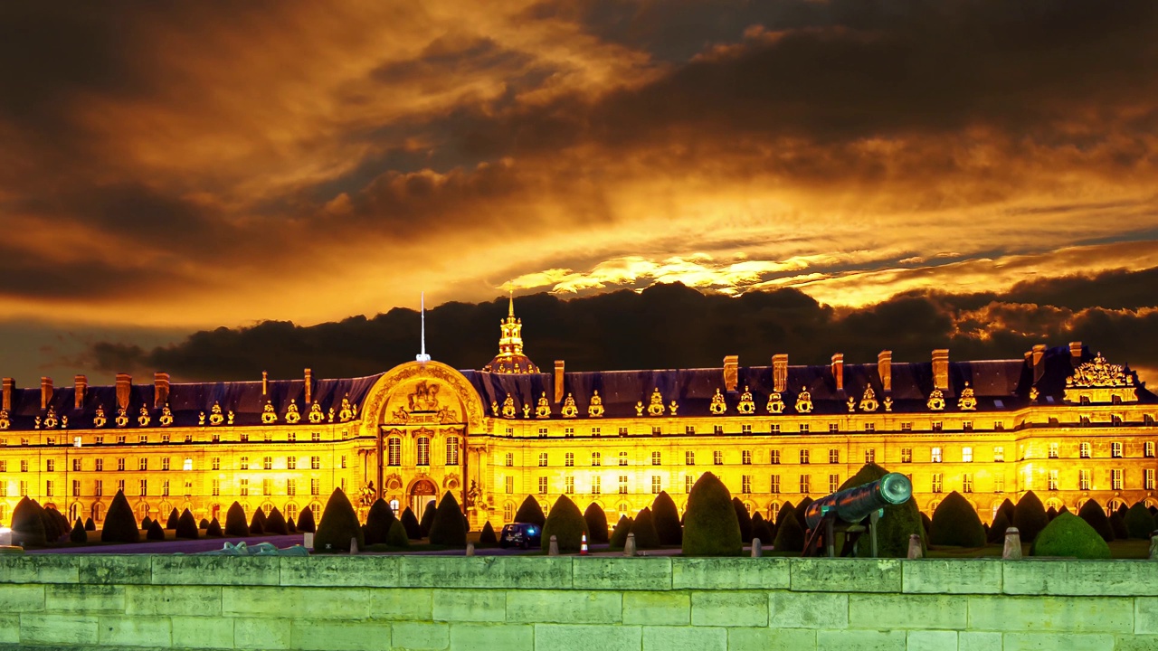 以日落为背景的荣军院(Les Invalides) (4K，延时拍摄)。法国巴黎视频下载