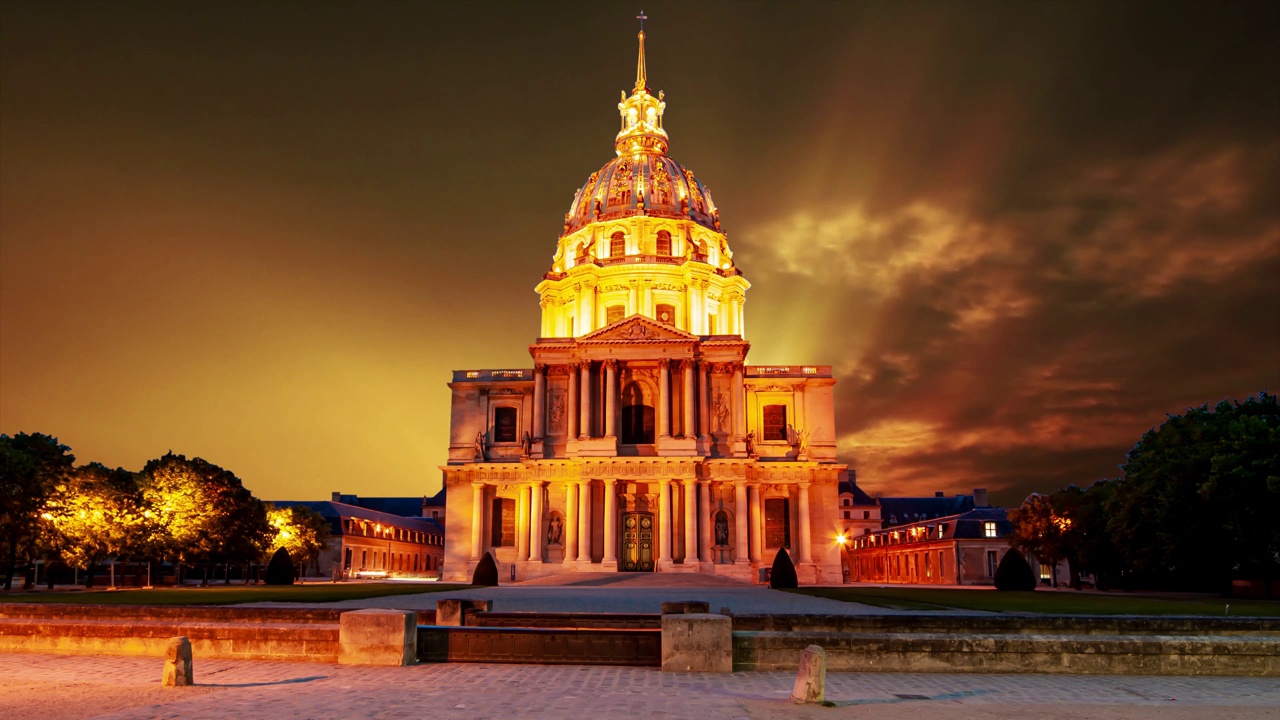 以日落为背景的荣军院(Les Invalides) (4K，延时拍摄)。法国巴黎视频下载