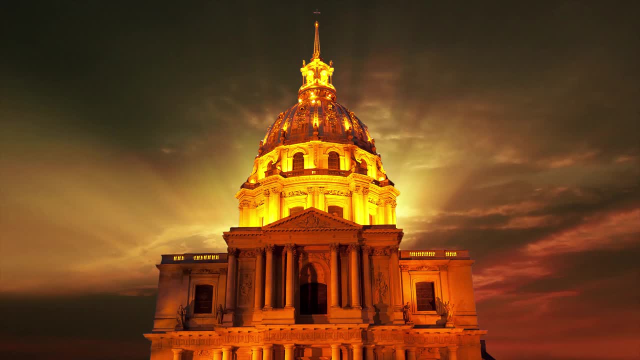 以日落为背景的荣军院(Les Invalides) (4K，延时拍摄)。法国巴黎视频下载