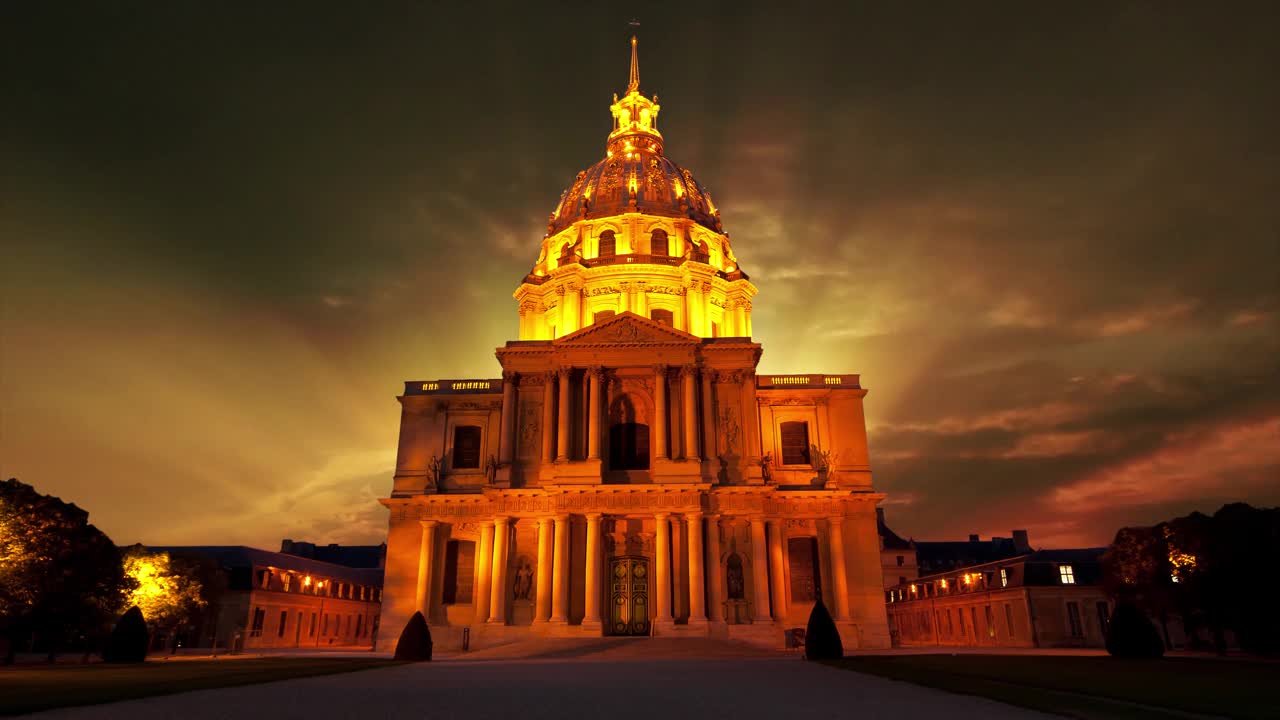 以日落为背景的荣军院(Les Invalides) (4K，延时拍摄)。法国巴黎视频下载